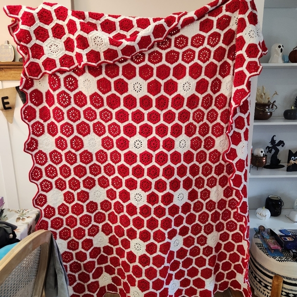 Hand Knitted Crochet Hexagon Throw Blanket Red White Granny Squares Scallop Edge - Picture 1 of 2